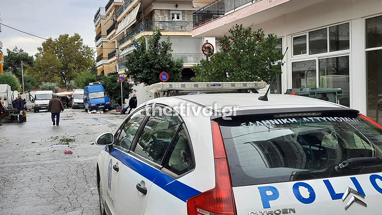 Θεσσαλονίκη: Γυναίκα απειλεί να πέσει από ταράτσα πολυκατοικίας